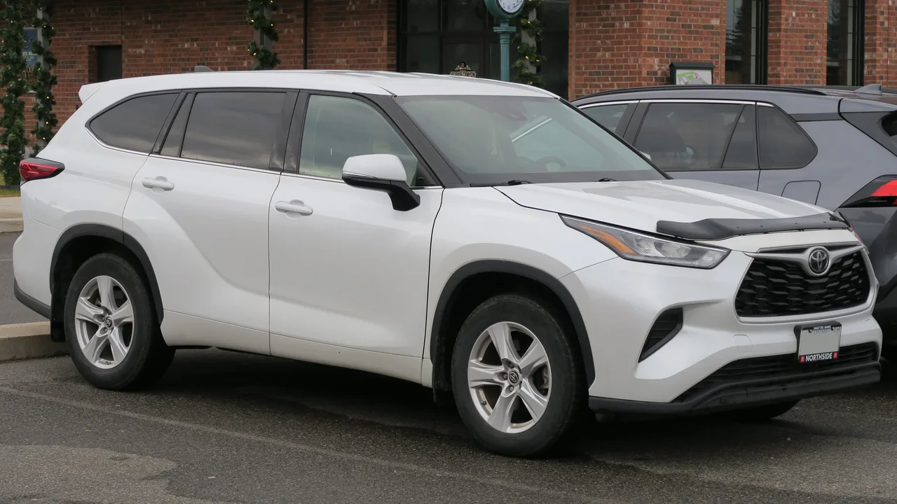 2022 Toyota Highlander LE in Wind Chill Pearl — the three-row Toyota now covered by an expanded Canadian second-row seat recall