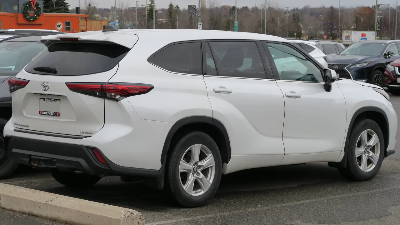 2022 Toyota Highlander LE rear three-quarter in Wind Chill Pearl, Canadian-market generation covered by recall 2026-427
