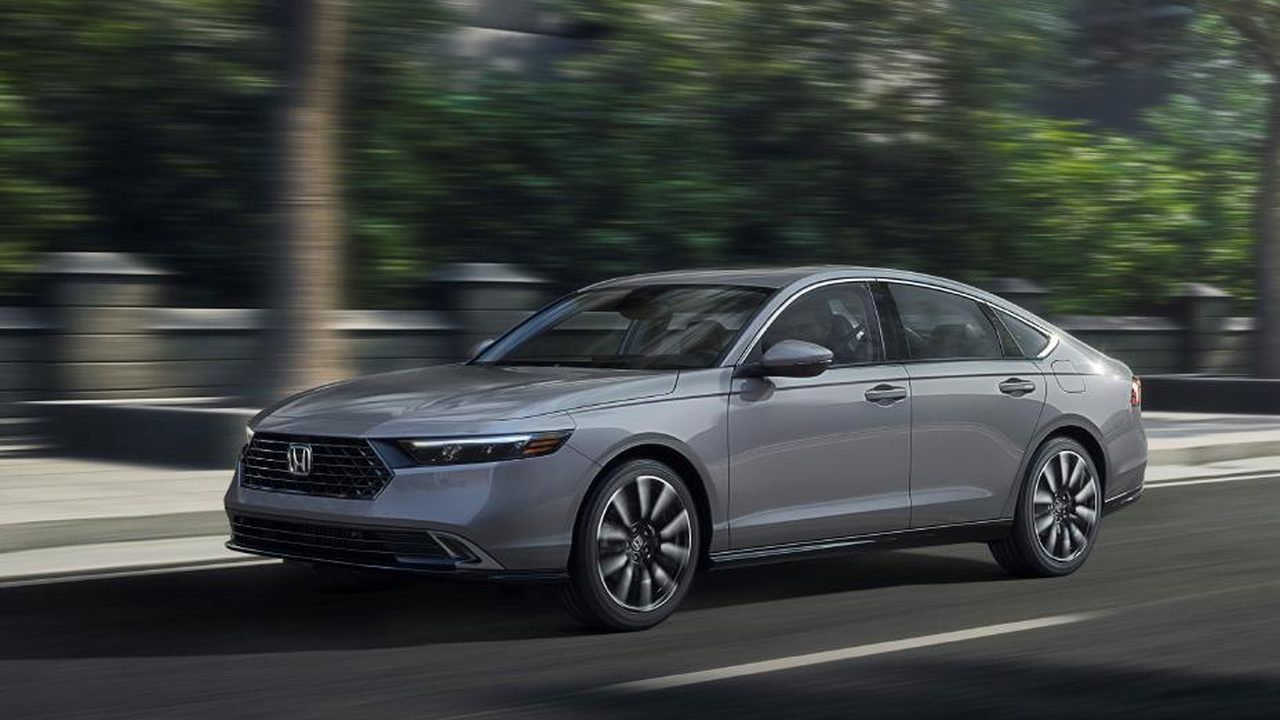 Honda Accord shown in a Honda Financial Services rate discussion