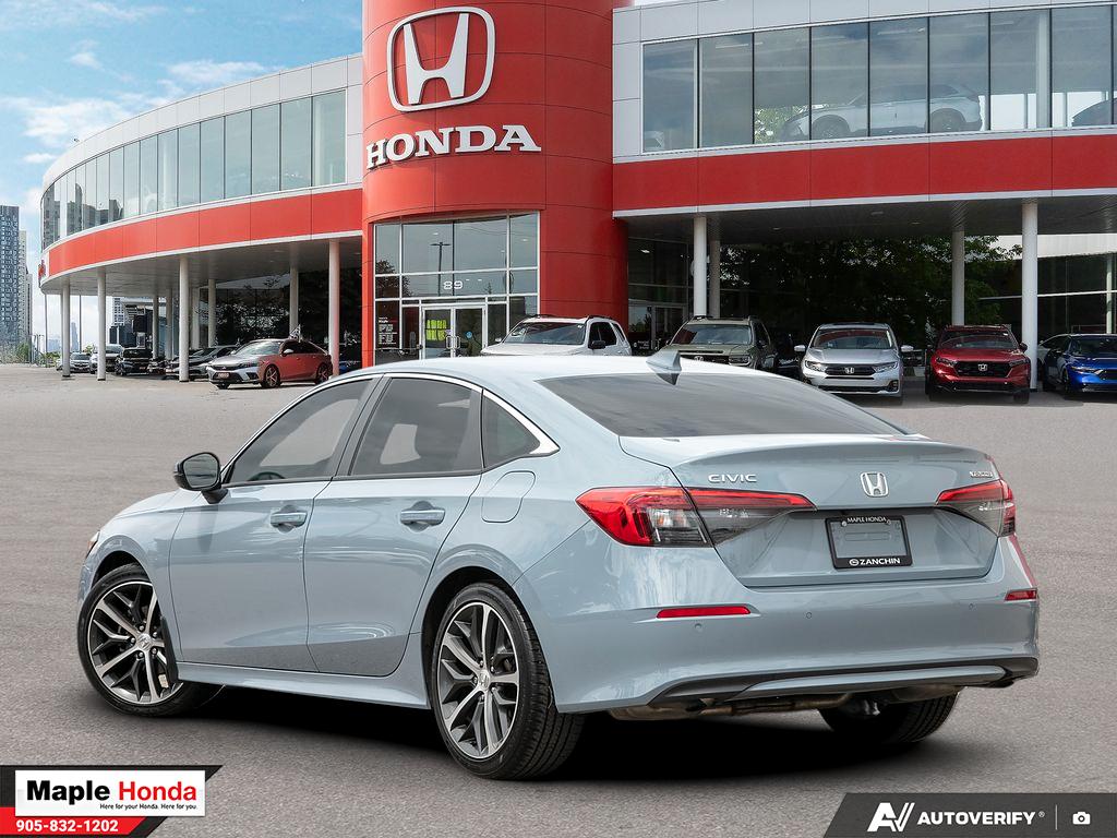 2022 Honda Civic Touring 车尾四分之三视角