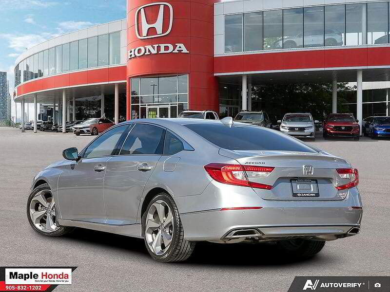 2018 Honda Accord Touring 2.0 车尾四分之三视角
