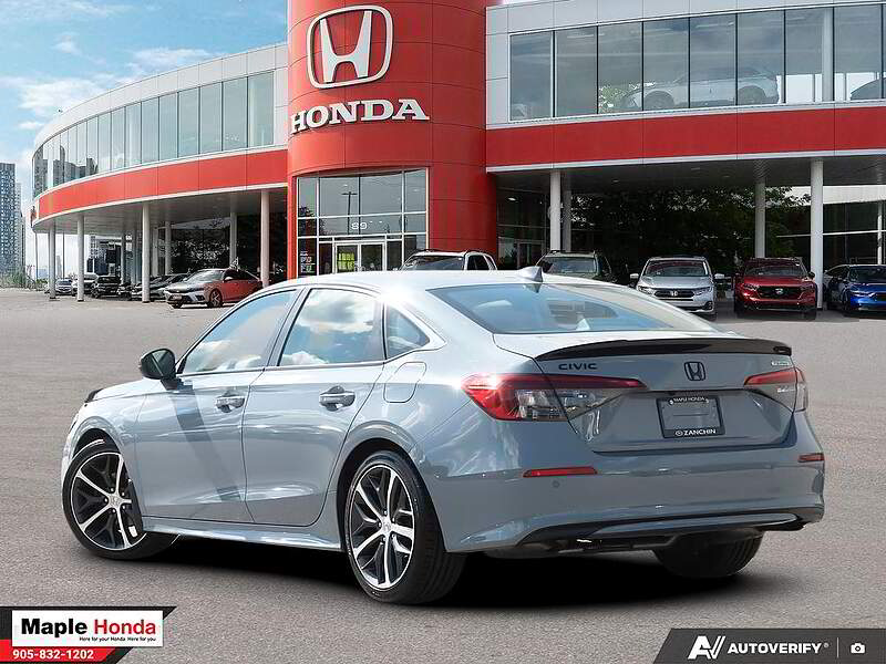 2023 Honda Civic Touring 车尾四分之三视角