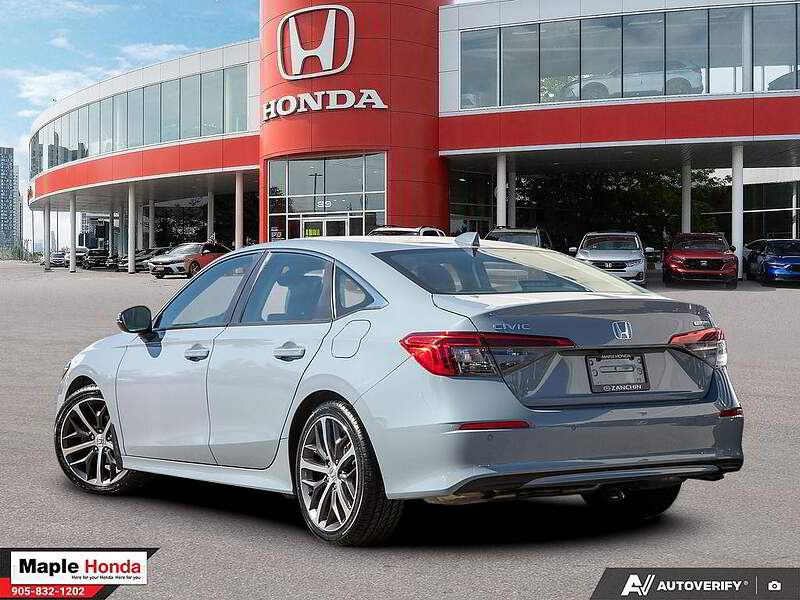 2022 Honda Civic Touring 车尾四分之三视角